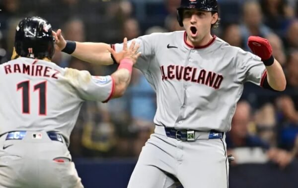 Guardianes sorprenden a Rays y golpean primero en Serie de Campeonato