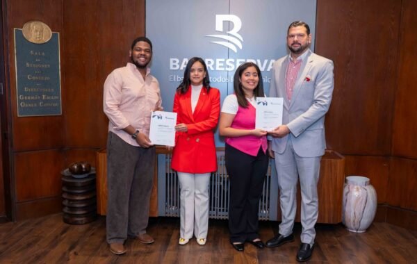 Banreservas entrega becas Creativos Globales para estudiar en Miami Ad School Punta Cana