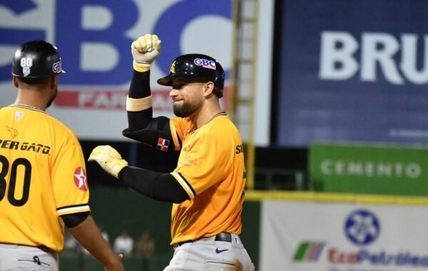 Las Águilas remontan ante el Licey y silencian el Quisqueya con triunfo 9-5