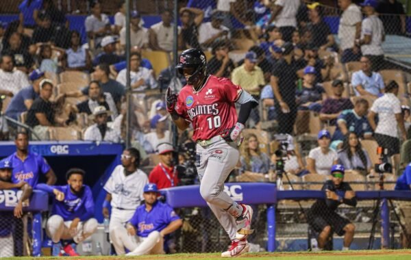 Jefferson Rojas conecta dos jonrones y guía a los Gigantes a triunfo sobre el Licey