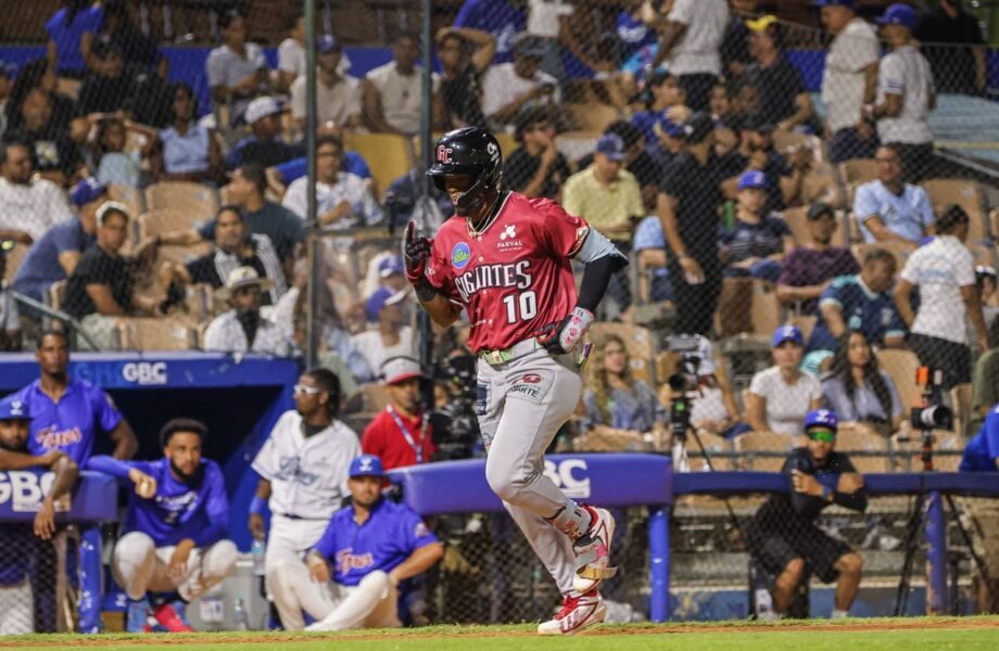Jefferson Rojas conecta dos jonrones y guía a los Gigantes a triunfo sobre el Licey