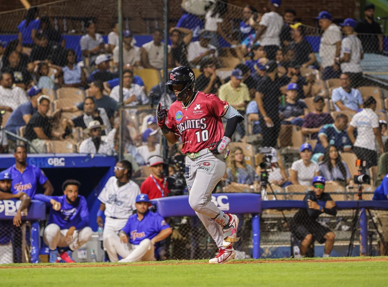 Jefferson Rojas conecta dos jonrones y guía a los Gigantes a triunfo sobre el Licey