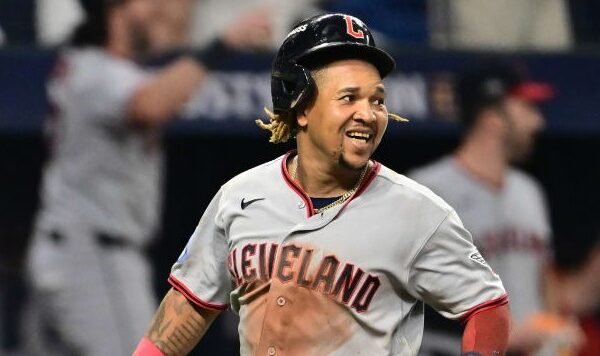 José Ramírez amplia marca con 18 juegos al hilo embasándose en postemporada