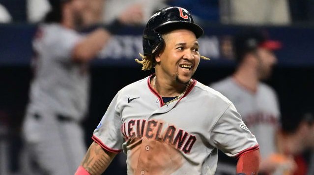 José Ramírez amplia marca con 18 juegos al hilo embasándose en postemporada
