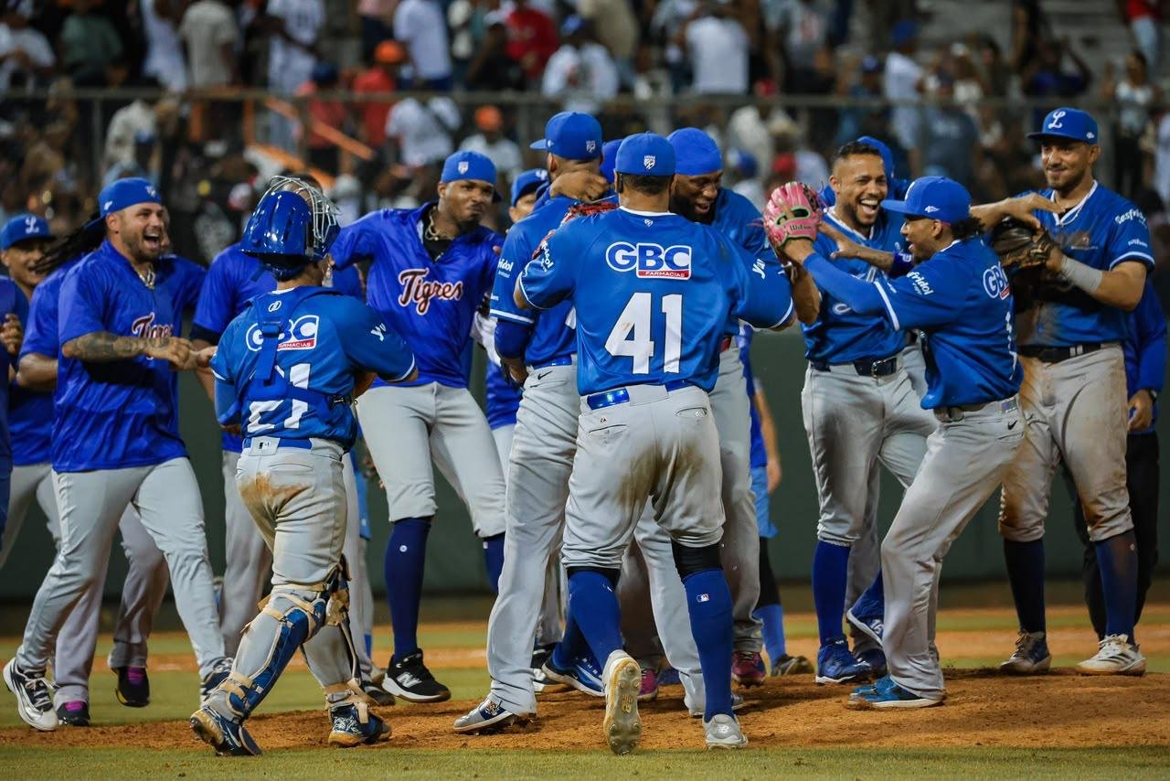 Licey lanza no-hitter combinado ante los Toros y se adueña del primer lugar