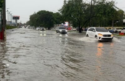 (VIDEOS) Lluvias vuelven a desnudar el Gran Santo Domingo: calles y avenidas quedan inundadas