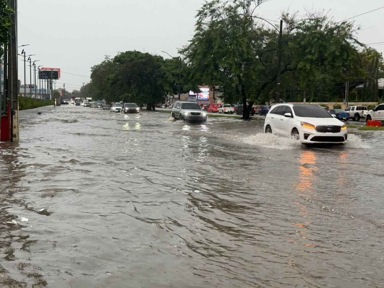 (VIDEOS) Lluvias vuelven a desnudar el Gran Santo Domingo: calles y avenidas quedan inundadas