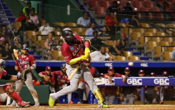 Ozuna dispara jonrón con las bases llenas y los Gigantes remontan ante el Escogido