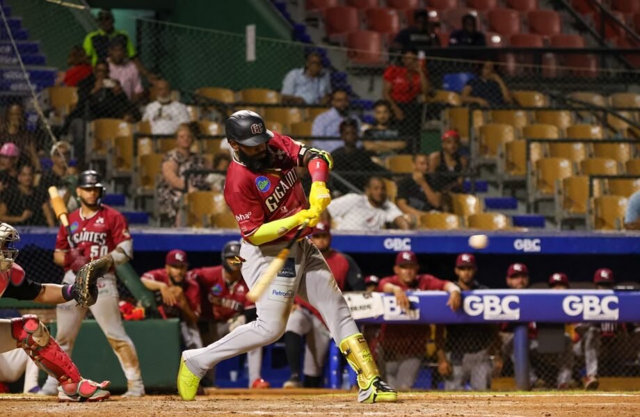 Ozuna dispara jonrón con las bases llenas y los Gigantes remontan ante el Escogido