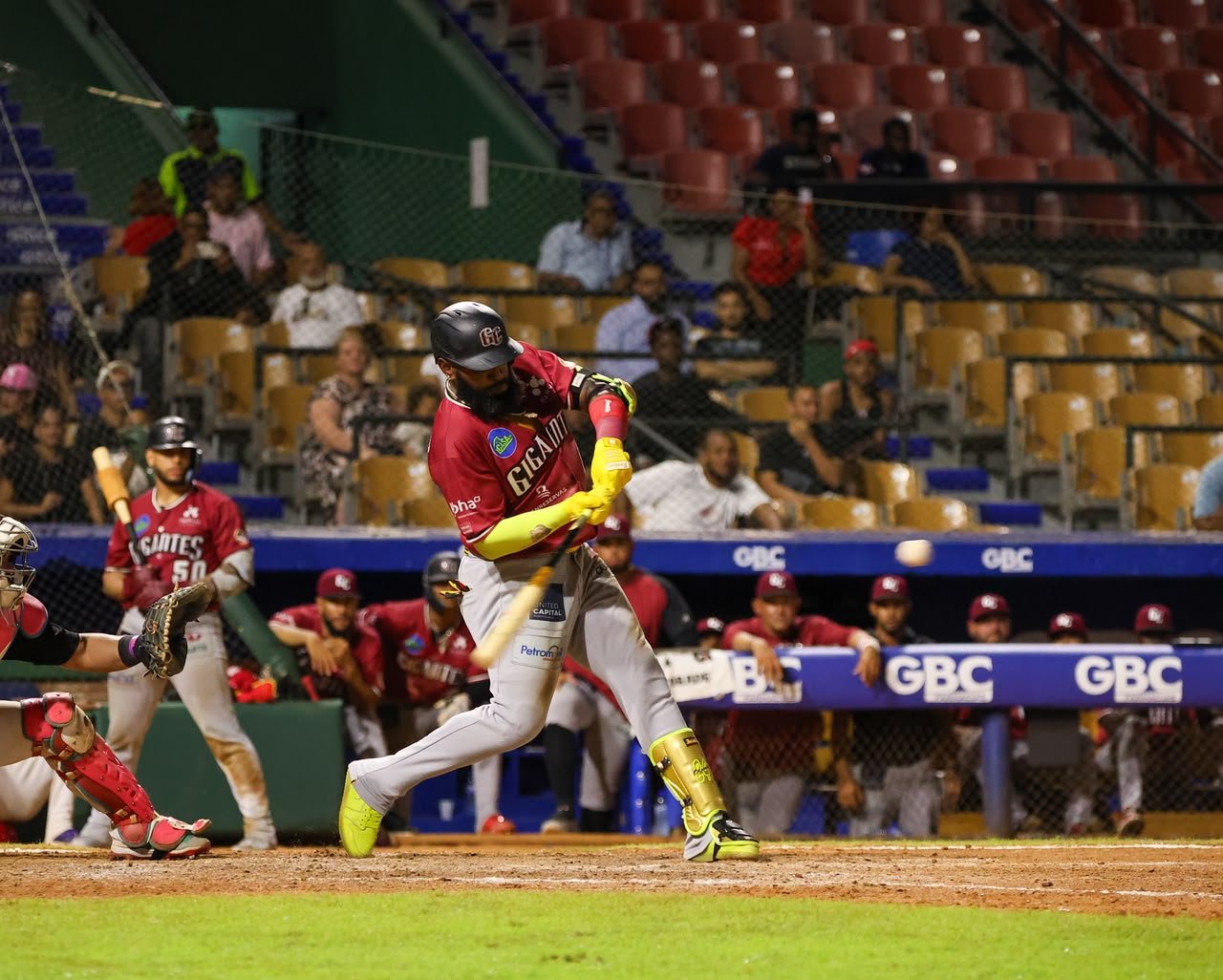 Ozuna dispara jonrón con las bases llenas y los Gigantes remontan ante el Escogido
