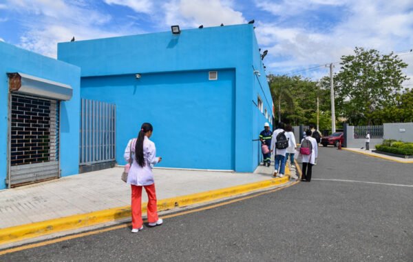 Médicos paralizan hospitales públicos en RD y reclaman mejoras laborales