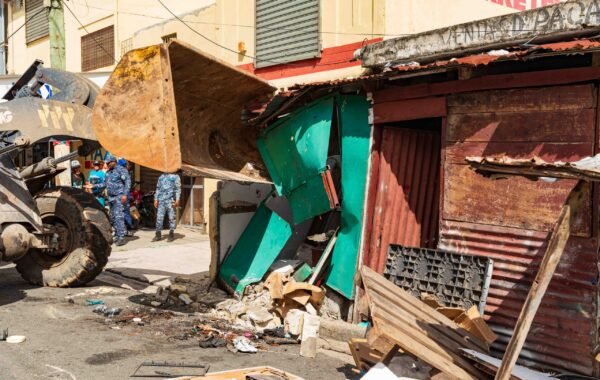 Alcaldía del DN elimina cuatro ocupaciones y recupera espacio peatonal en Villa Consuelo
