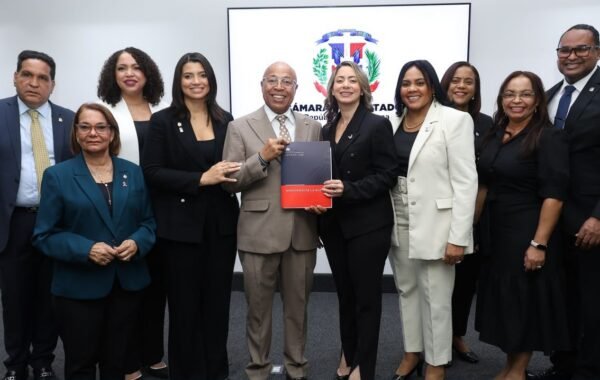 Alfredo Pacheco recibe la Ley Mirabal, presentada por el Ministerio de la Mujer y respaldada por Déjala Ir