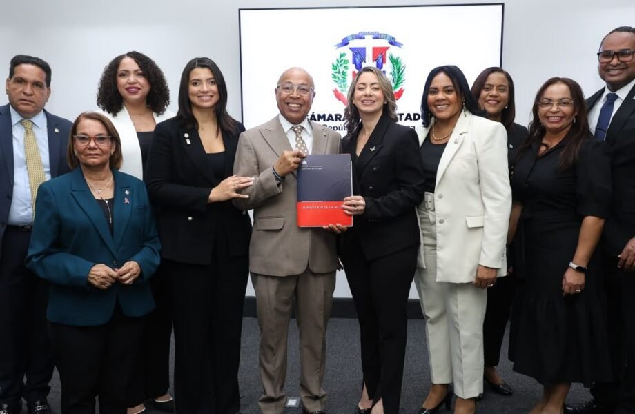 Alfredo Pacheco recibe la Ley Mirabal, presentada por el Ministerio de la Mujer y respaldada por Déjala Ir