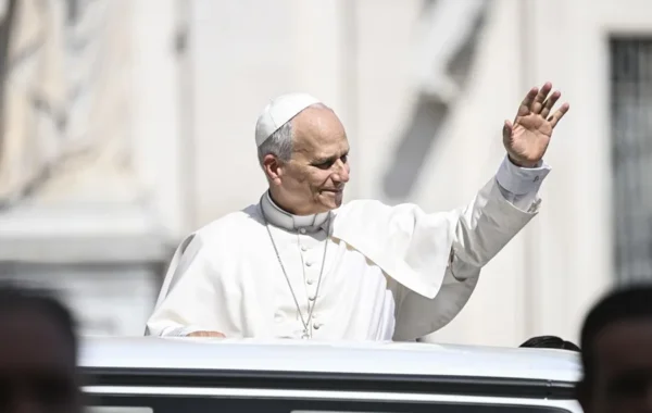 El Vaticano informa que León XIV ha sido operado de un adenocarcinoma pulmonar