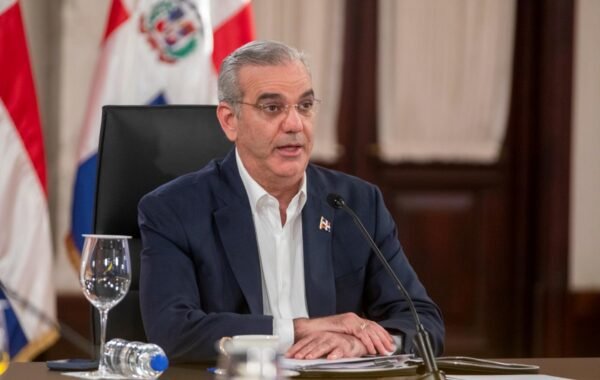Abinader dice quisiera comenzar a bajar los combustibles, pero «hay una situación internacional»