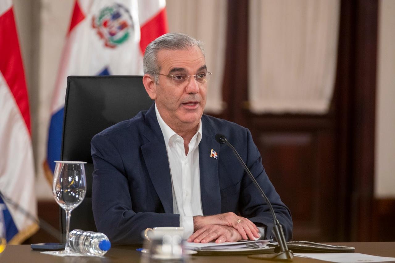Abinader dice quisiera comenzar a bajar los combustibles, pero «hay una situación internacional»