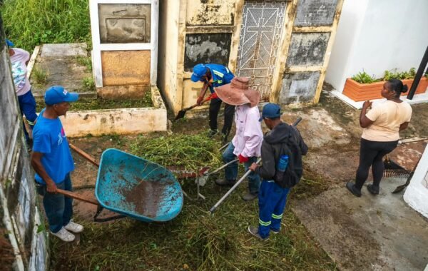 Alcaldía del DN realiza operativo de limpieza en cementerios por el Día de los Fieles Difuntos
