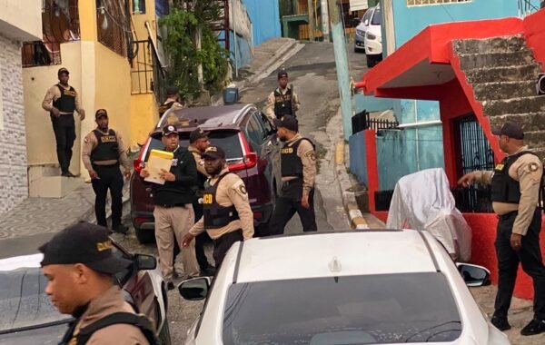 DNCD desmantela sistema de vigilancia y arresta mujer con cocaína, marihuana y crack en SDN