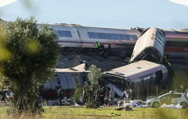 Al menos 50 muertos en choque de dos trenes de alta velocidad en España