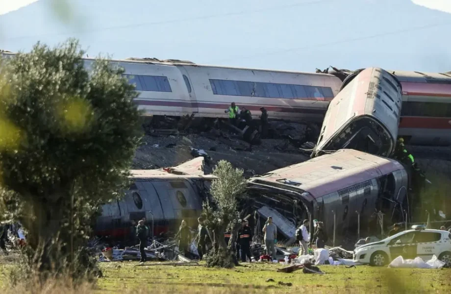 Al menos 50 muertos en choque de dos trenes de alta velocidad en España