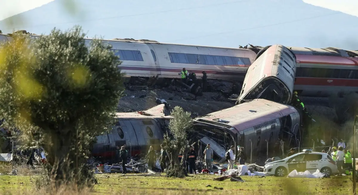 Al menos 50 muertos en choque de dos trenes de alta velocidad en España