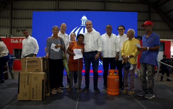 Gobierno inicia transformación de más de 10 mil hogares en Santiago con programa “Cambio de Fogones por Estufas” de DASAC