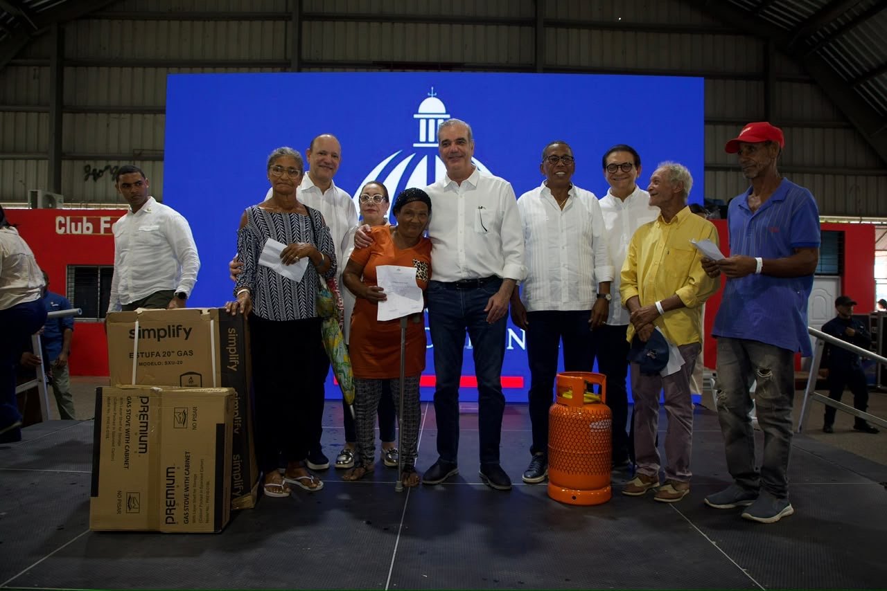 Gobierno inicia transformación de más de 10 mil hogares en Santiago con programa “Cambio de Fogones por Estufas” de DASAC